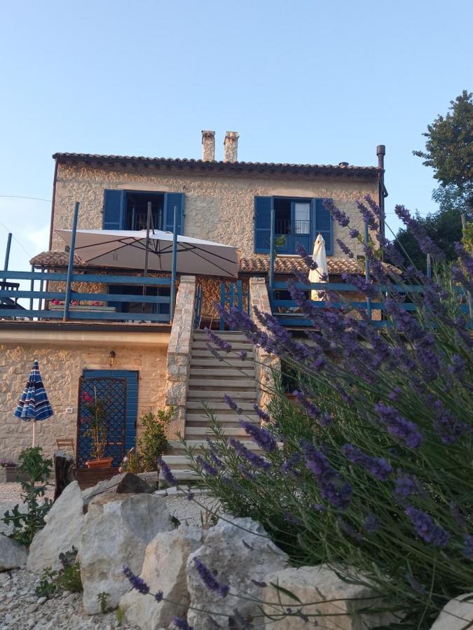 La Casa Dalle Finestre Blu Abbateggio Eksteriør billede