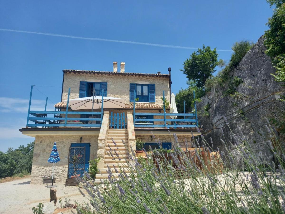 La Casa Dalle Finestre Blu Abbateggio Eksteriør billede